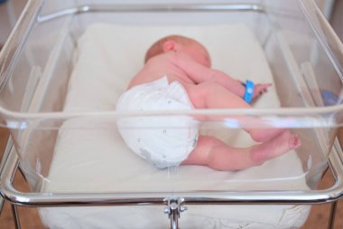 Yeni doğan bebek - bir erkek ya da bir kız doğum hastanesinde beşik, konsept - sağlık ve tıp.