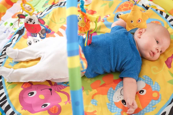 Neugeborenes Baby spielt Porträt eines süßen 3 Monate alten Babys, das auf einer hellen Decke liegt. — Stockfoto