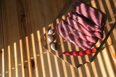 Ahşap kesme tahtasında baharatlı ızgara biftek..