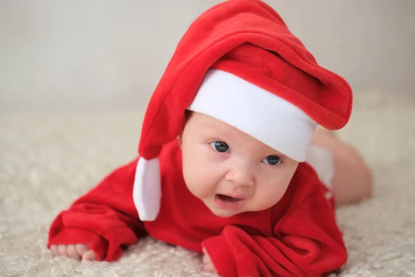 Bambino in costume da Babbo Natale su sfondo bianco.Bambino strisciante in costume di Babbo Natale — Foto Stock