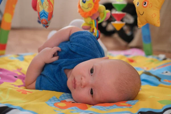 Menino recém-nascido ou menina brincando. Retrato de um bebê bonito de 3 meses deitado em um cobertor brilhante. — Fotografia de Stock