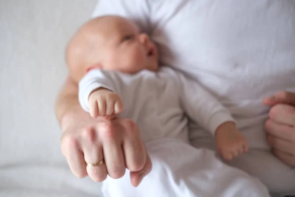 En far håller sin nyfödde son i sina armar.. — Stockfoto