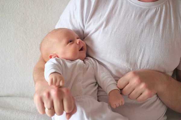 En far håller sin nyfödde son i sina armar.. — Stockfoto