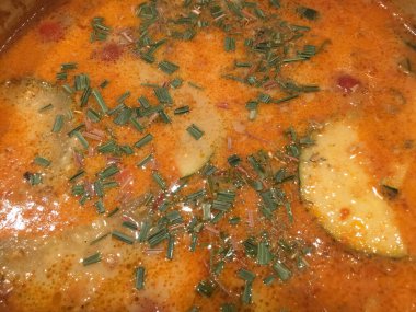 Domates, kabak ve limon otlu Tayland çorbası..