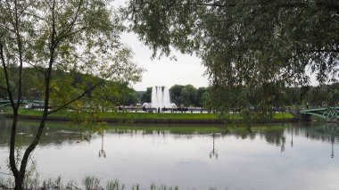 Moskova / 5 Eylül 2020; Çeşme Tsaritsyno Parkı 'ndaki gölette