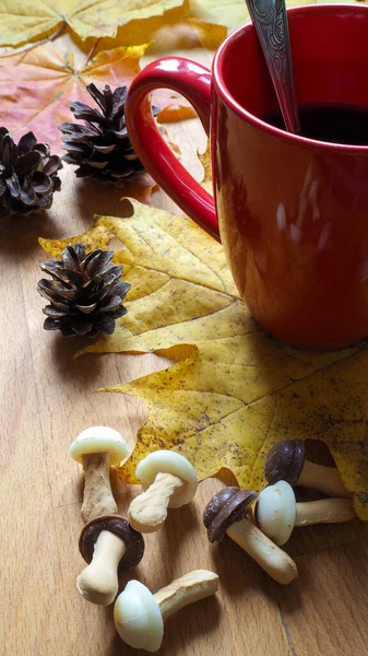 Cangkir Kopi Merah Dengan Jamur Kue Latar Belakang Daun Maple — Stok Foto