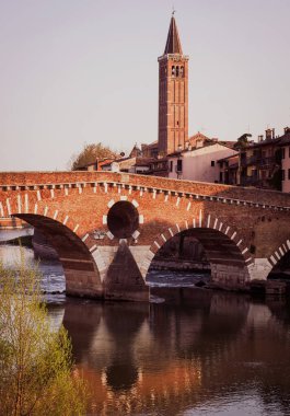 Verona ponte Pietra ve nehir manzarası