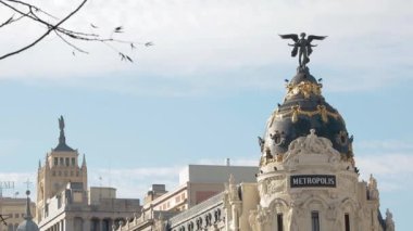 MADRID, SPAIN MAYIS 01, 2020: Metropolis Binası Madrid 'den esinlenilmiş ünlü bir Fransız binasıdır.