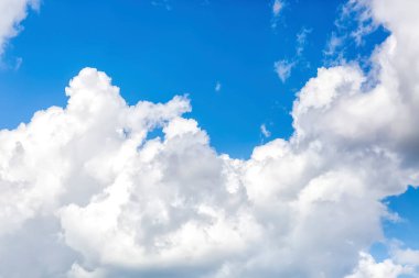 Mavi gökyüzü ile bulutların atmosferi. Bulutların arkasında mavi bir gökyüzü. Gökyüzünde süzülen bulutlar. 