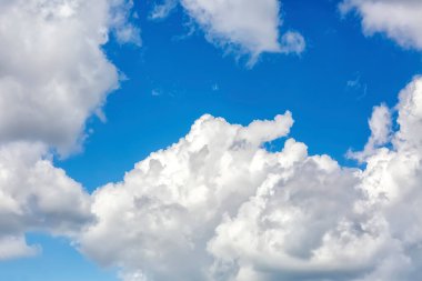 Mavi gökyüzü ile bulutların atmosferi. Bulutların arkasında mavi bir gökyüzü. Gökyüzünde süzülen bulutlar. 