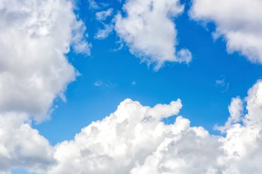 Mavi gökyüzü ile bulutların atmosferi. Bulutların arkasında mavi bir gökyüzü. Gökyüzünde süzülen bulutlar. 