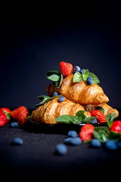 Croissants Dark Background Croissant Berries French Breakfast Croissants Close — Stock Photo, Image