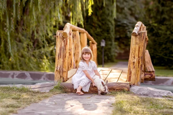 Een Meisje Vangt Een Konijn Een Meisje Een Eenvoudige Witte — Stockfoto