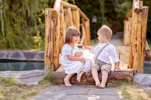 Een Klein Meisje Een Jongen Zitten Een Brug Een Rivier — Stockfoto