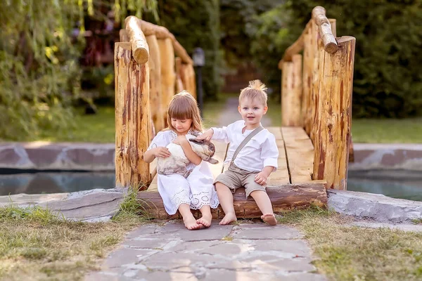 Een Klein Meisje Een Jongen Zitten Een Brug Een Rivier — Stockfoto