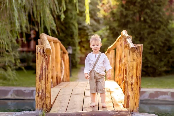 Een Jongetje Staat Een Brug Rivier Jongen Dacht Erover Jongen — Stockfoto