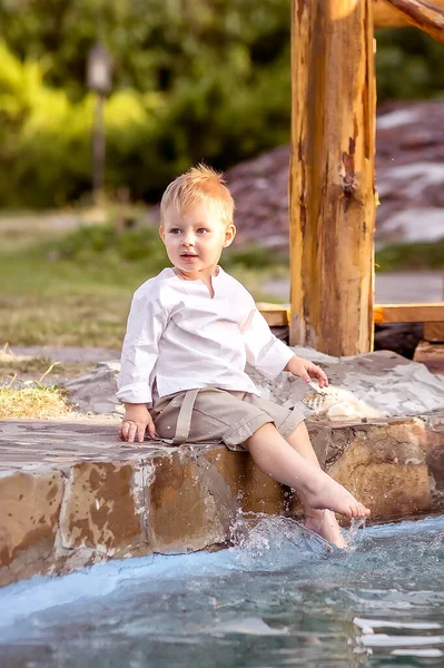 Zit Een Jongetje Oever Van Rivier Kijk Naar Het Water — Stockfoto