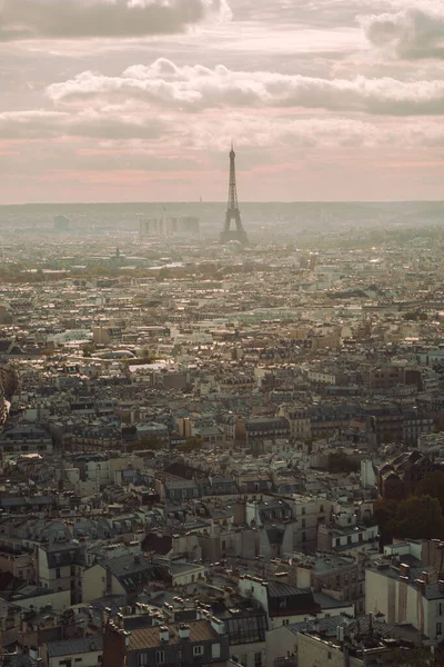 Günbatımında Eyfel Kulesi manzarası