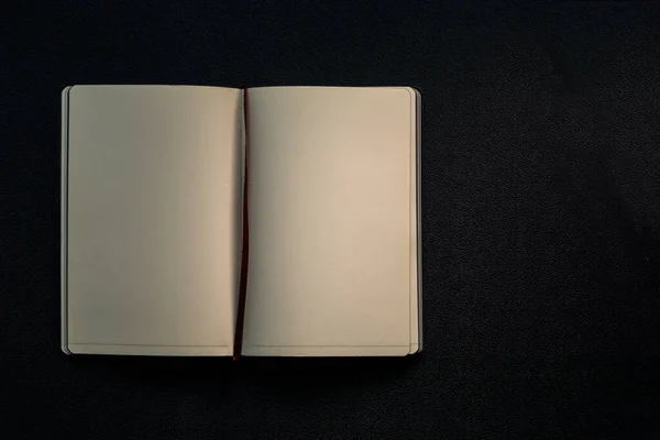 Siyah arkaplan üzerine beyaz sayfa çizimi.