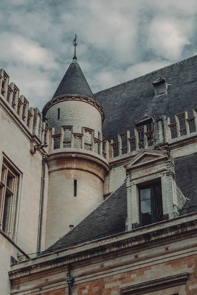 Brüksel / Belçika - 17 Ekim 2019: Brüksel Belediyesi, Brüksel 'in merkez meydanı Grand Place' te sonbahar aylarında turistler için popüler bir ilgi odağı..