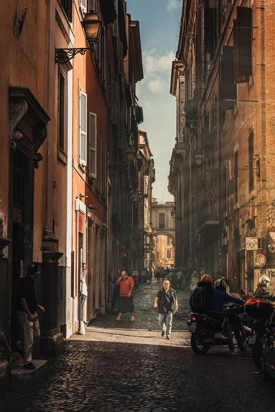 ROME, ITALY - 14 Ekim 2019: Güneşli bir günde Roma 'nın merkezinde insanlarla dolu dar bir cadde.