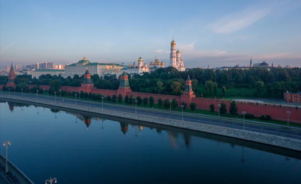 Moskova. - Rusya. Kremlin. Grand Kremlin Sarayı. Kızıl Meydan 'ın yakınındaki setten. Kremlin 'in duvarları ve kuleleri. Moskova turu. Moskova 'da bir yaz günü. Rusya 'nın manzarası. 