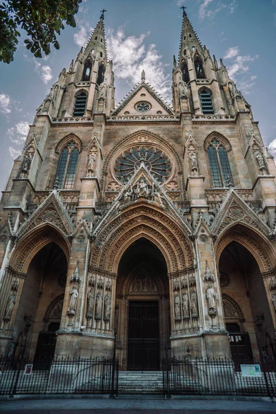 Paris 'teki Basilique Sainte-Clotilde. Paris 'in 7. bölgesindeki Katolik Kilisesi. Bazilika Saint-Germain-des-Prs bölgesinde yer alır. Tapınağın ön cephesi La Cas' a bakar..
