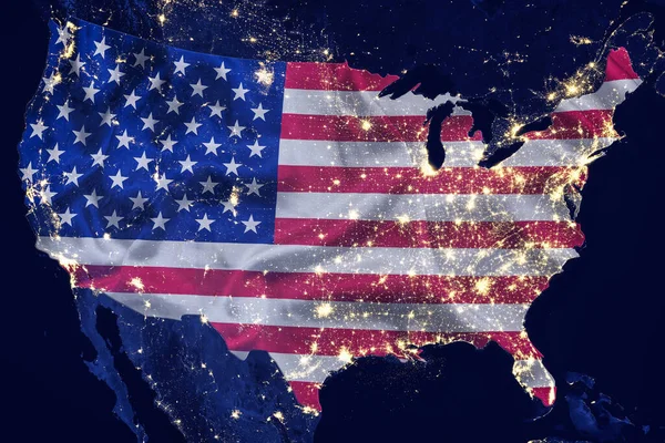 Geceleri uzaydan getirilmiş ulusal bayrak taşıyan ABD haritası. Gezegenin yüzeyi ve şehirlerin görünür ışıkları. NASA 'dan görüntü elemanları. 3B illüstrasyon