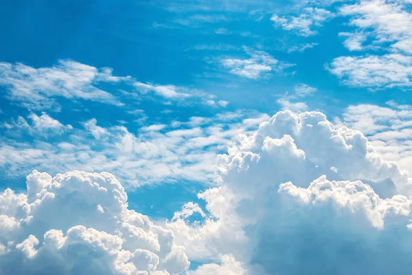 Schöner Bewölkter Himmel Mit Großen Lockigen Wolken — Stockfoto