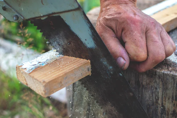 Vieil Homme Scie Une Planche Avec Une Vieille Scie Main — Photo