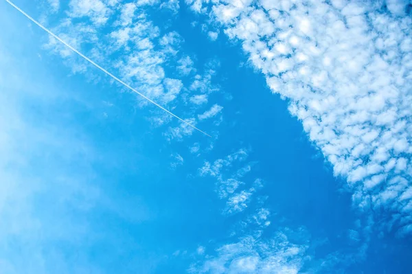 Flugzeug Fliegt Blauen Himmel Zwischen Wolken Und Sonnenlicht Und Hinterlässt — Stockfoto