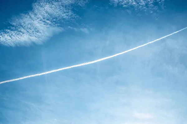 Spur Blauen Himmel Nach Dem Flug Eines Passagierflugzeugs — Stockfoto