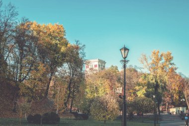 Gomel, Belarus - 1 Ekim 2020: Rumyantsevs ve Paskevich 'lerin Gomel Sarayı ve Sonbahar Şehir Parkı manzarası