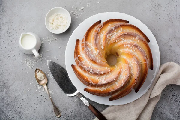 Bundt Cake Met Suiker Glazuur Kokos Donkere Grijze Oude Betonnen — Stockfoto