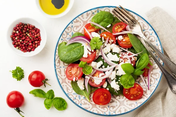 Tomaten Spinatblätter Rote Zwiebeln Und Feta Käsesalat Auf Einem Hellen — Stockfoto