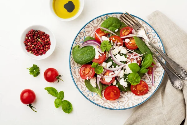 Tomates Folhas Espinafre Cebolas Vermelhas Salada Queijo Feta Uma Placa — Fotografia de Stock