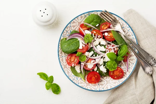 Tomates Folhas Espinafre Cebolas Vermelhas Salada Queijo Feta Uma Placa — Fotografia de Stock