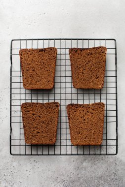 Çavdar ekmeği sandviç stand için dört adet. Üstten görünüm.