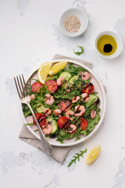 Rucola Gurken Tomaten Garnelen Salat Mit Sojasauce Auf Einem Keramikteller — Stockfoto