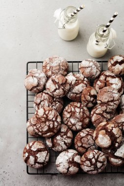 Çikolatalı browni kurabiye toz şeker. Çikolata kırıştırıyor.