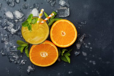 Bardak suyu nane yaprakları ve buz karanlık eski taş rustik arka plan ile. Üstten görünüm.