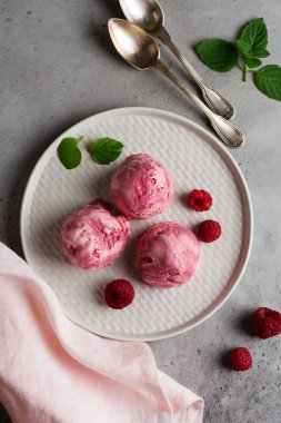 Ev yapımı ahududu Ice cream gri Seramik plaka üzerinde taze çilek ile. Üstten görünüm.