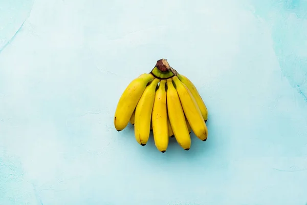 Rama Plátanos Recién Nacidos Sobre Fondo Hormigón Turquesa Fruta Tropical — Foto de Stock
