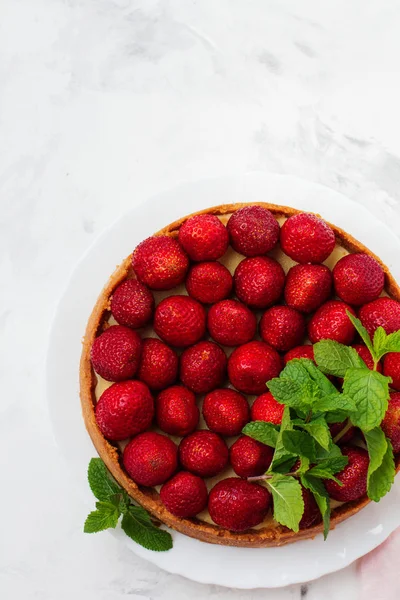 Cheesecake Fresh Strawberries Mint White Plate Gray Concrete Background Top — Stock Photo, Image