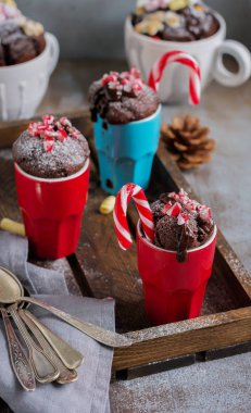 Grup yeni yıl çikolatalı kek vintage gri arka plan doku mug içinde mikrodalga fırında pişirilir. Üstten görünüm. Yeni yıl kartı