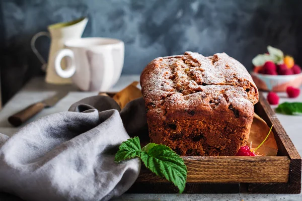 Pane Banana Con Lampone Fascio Sfondo Grigio Cemento Vintage Focus — Foto Stock