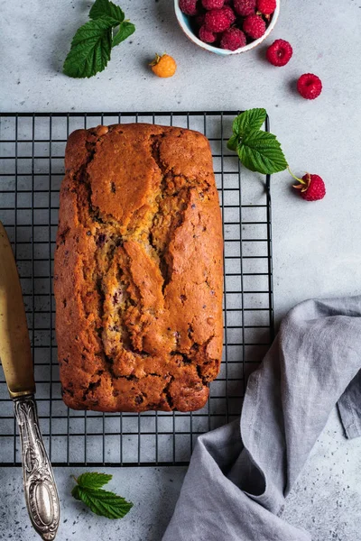 Pane Banana Con Lampone Fascio Sfondo Grigio Cemento Vintage Vista — Foto Stock