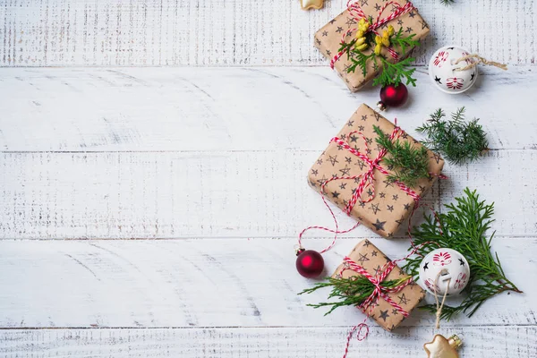 Weihnachten Hintergrund Mit Tannenzweigen Spielzeug Geschenkbox Und Glocken Auf Hölzernen — Stockfoto