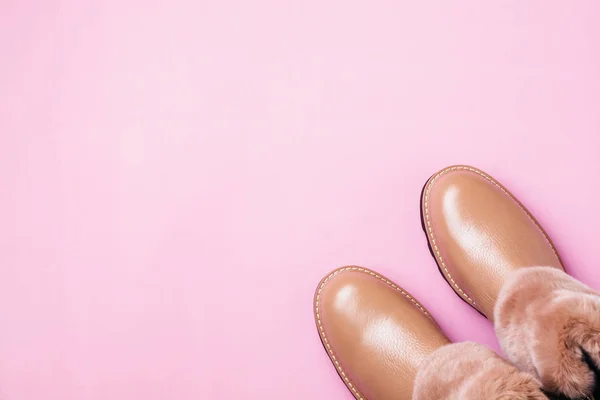 Chaussures Chaudes Cuir Pour Femmes Avec Fourrure Sur Fond Rose — Photo