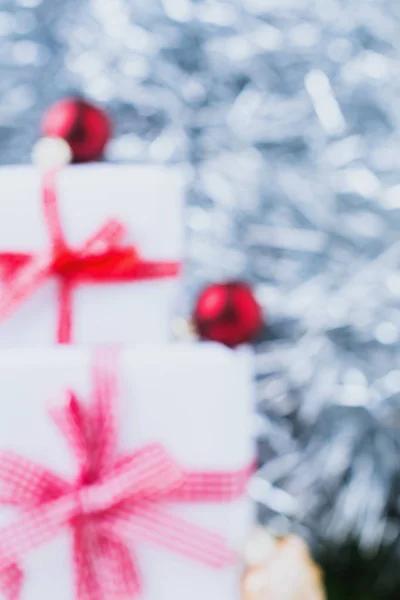 Verschwommener Bokeh Hintergrund Mit Neujahrsspielzeug Lametta Glocken Und Geschenkschachteln Weihnachtskonzept — Stockfoto